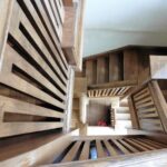 Ile kosztuje wykonanie drewnianych schodów w 2023 roku?