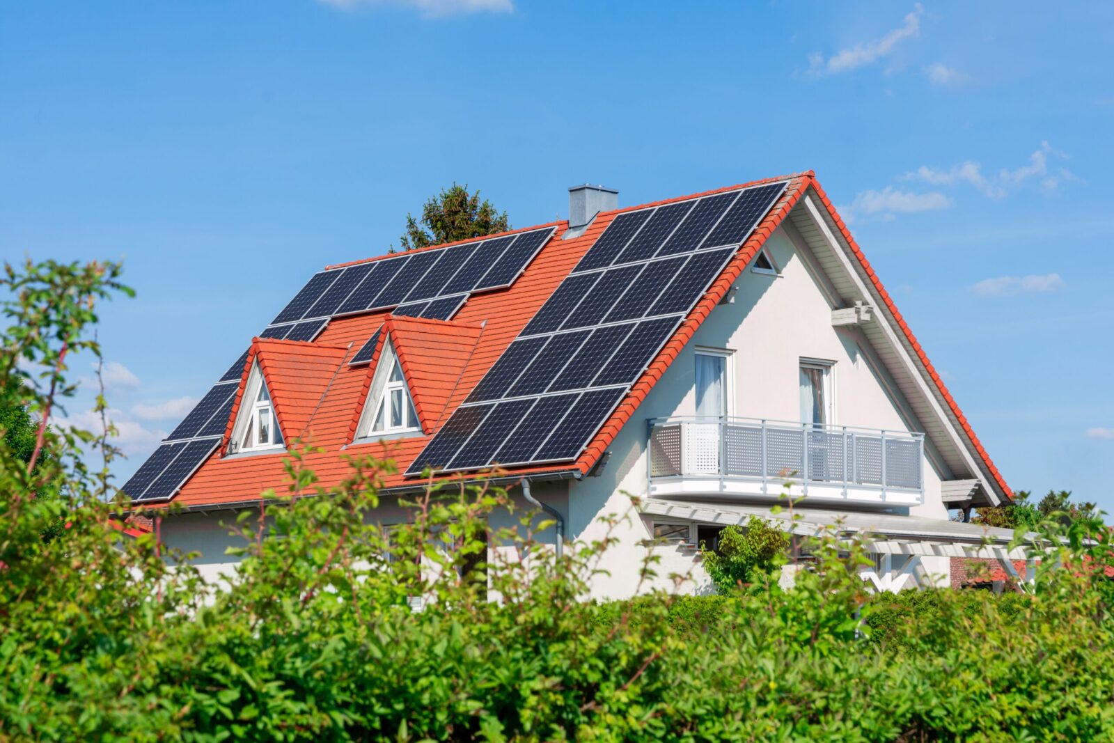 Panele fotowoltaiczne na dachu energooszczędnego dom